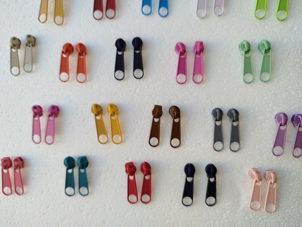 Orecchini con cerniere colorate