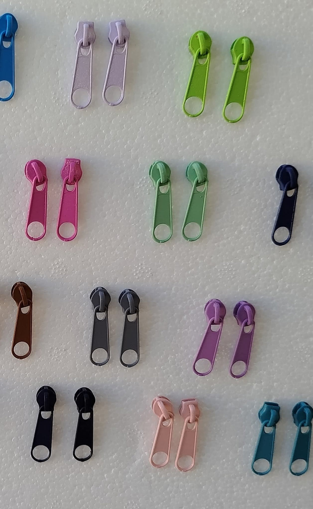 Orecchini con cerniere colorate